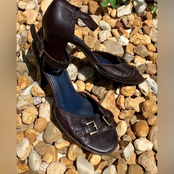 Vintage Aerosole Leather High Heeled Ankle Strap Sandals with Stacked Heel - Picture 3 of 10